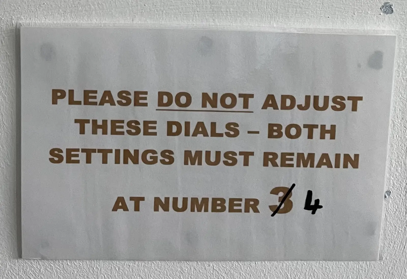 Note that says not to adjust the dials as both setting must remain at number 3, which has been crossed out and replaced with 4.